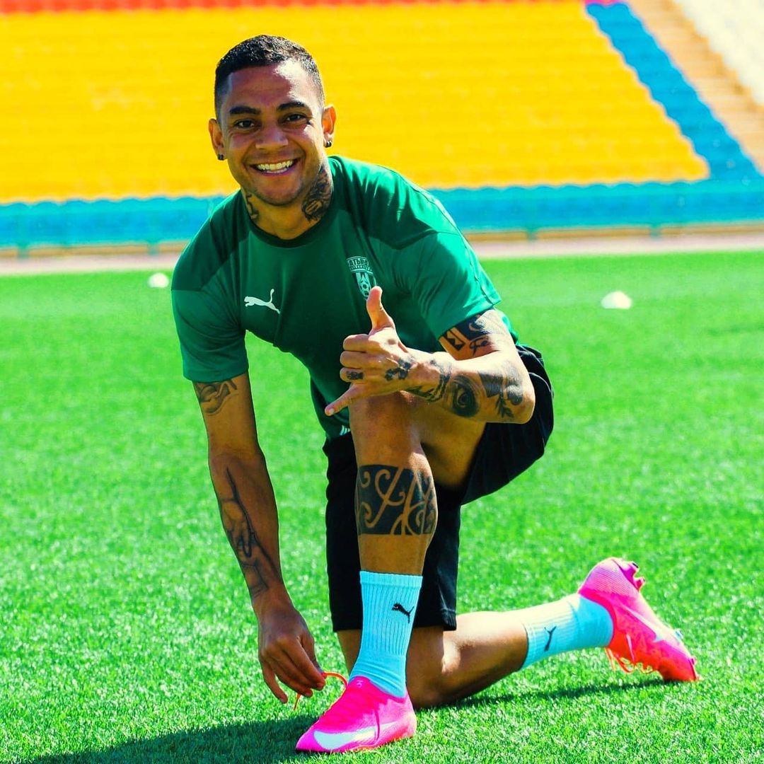 Em fase artilheira no Cazaquistão, lateral Bryan, ex-Cruzeiro, valoriza presença e relacionamento com a torcida no estádio