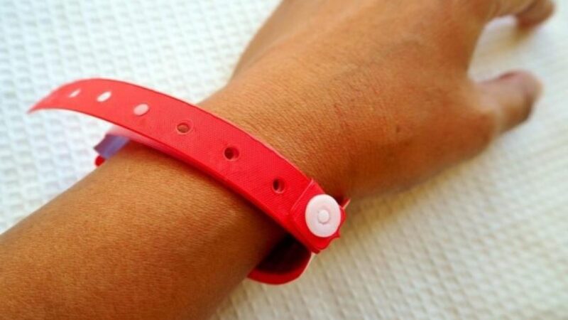 Terceira prefeitura de MT adere à pulseira vermelha para pacientes com covid-19