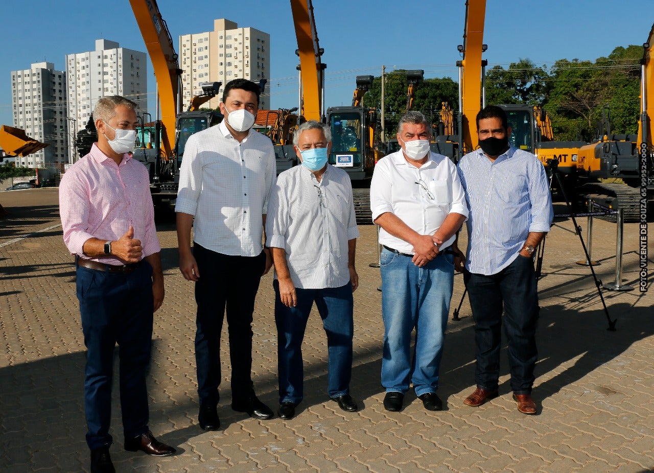 PREFEITO MANINHO AGRADECE AO GOVERNADOR POR MAQUINÁRIOS DESTINADOS AO CONSÓRCIO PORTAL DA AMAZÔNIA