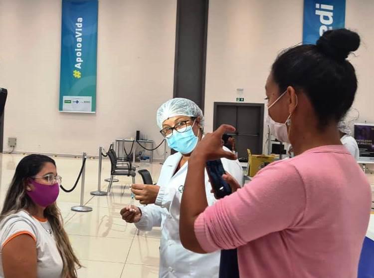 Polo de vacinação Senai Cuiabá tem intérprete de sinais para auxiliar surdos