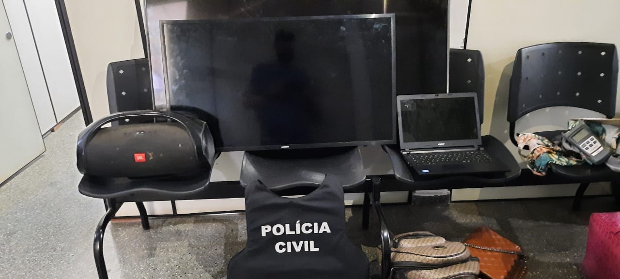 Policiais civis localizam casal que arrombou camionete em rodovia e apreendem centenas de materiais furtados