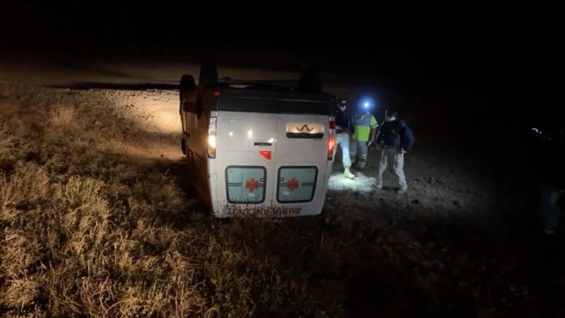 Ambulância nova que seria entregue à prefeitura de Matupá capota na rodovia 163