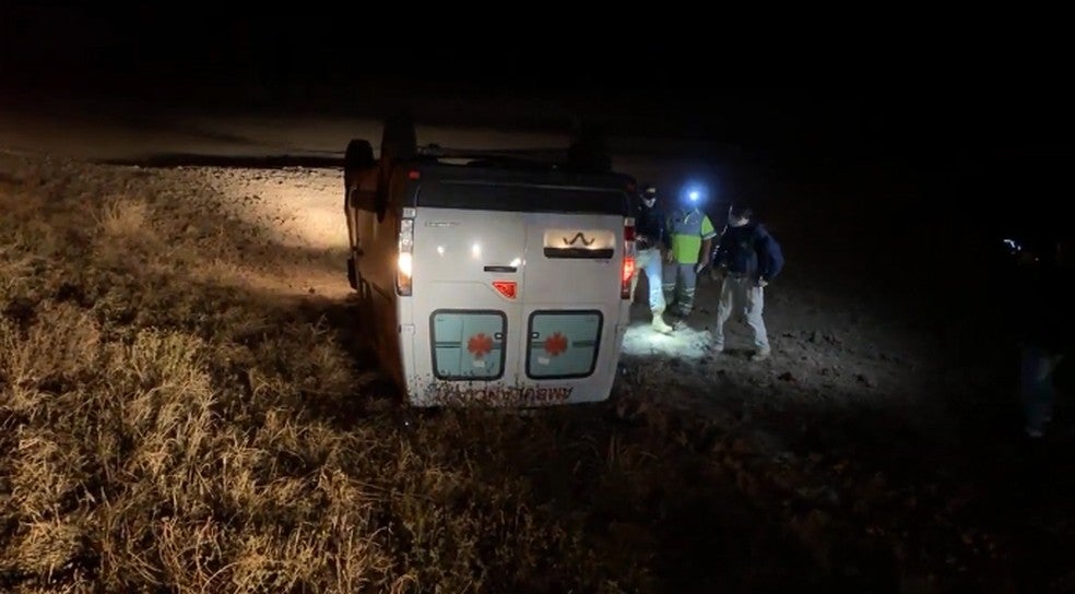 Ambulância nova que seria entregue à prefeitura de Matupá capota na rodovia 163
