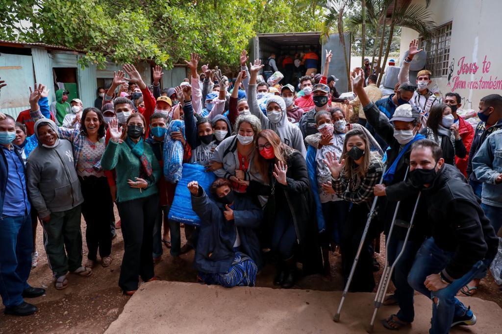 Primeira-dama atende entidade Valentes de Davi com 350 cestas básicas e cobertores