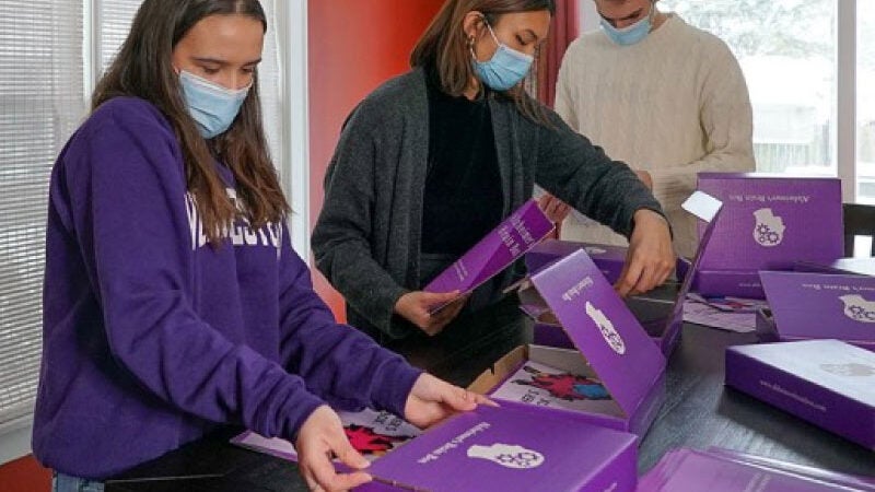 Jovem faz ‘kits de cuidados especiais’ e doa para pessoas com Alzheimer