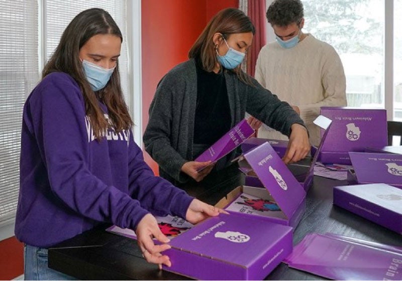 Jovem faz ‘kits de cuidados especiais’ e doa para pessoas com Alzheimer