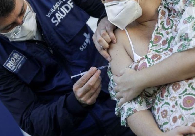 Brasil bate recorde na vacinação e aplica 2,5 milhões de doses em 24h