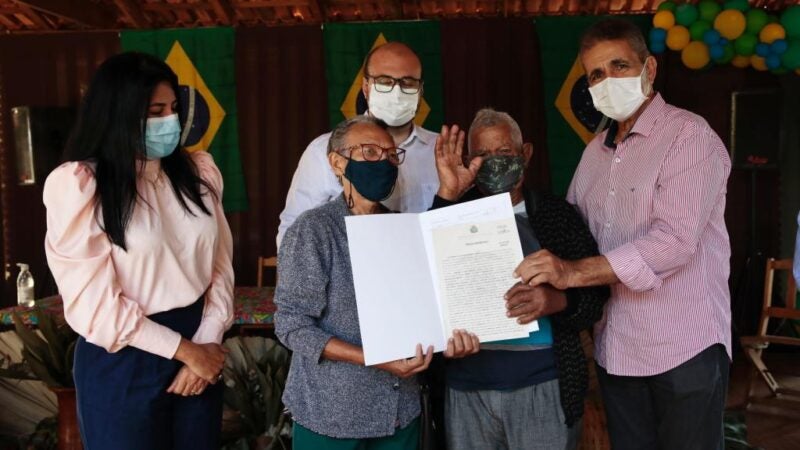 Governo de Mato Grosso entrega títulos definitivos para famílias de assentamento rural em Cáceres