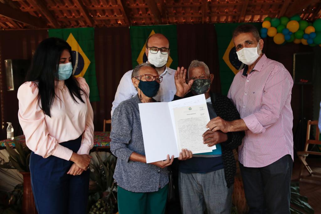 Governo de Mato Grosso entrega títulos definitivos para famílias de assentamento rural em Cáceres