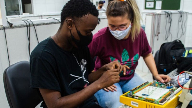 Estudantes criam câmara que descontamina até 50 máscaras em 5 minutos