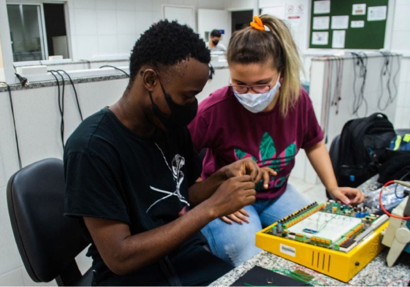 Estudantes criam câmara que descontamina até 50 máscaras em 5 minutos