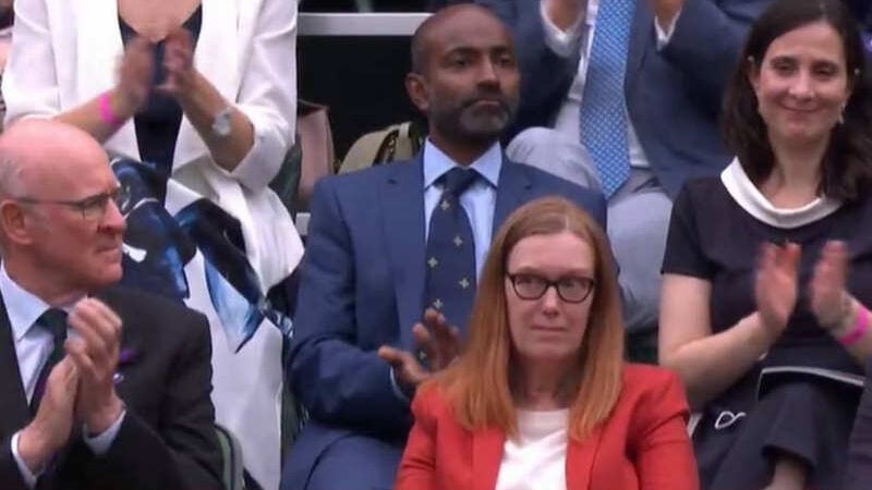 Cientista que desenvolveu vacina anti-covid é aplaudida em Wimbledon. Vídeo