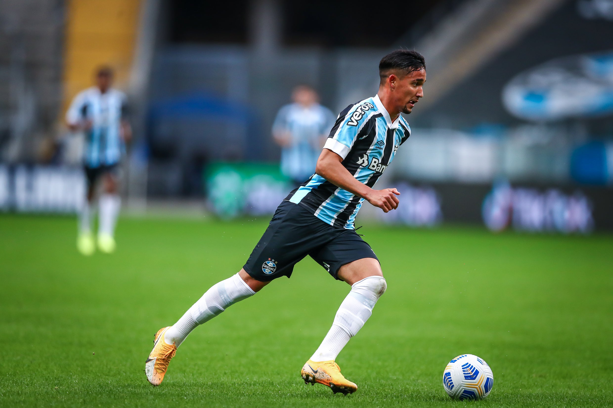 Jhonata Robert aprova atuação contra o Brasiliense pela Copa do Brasil e projeta crescimento na equipe gremista