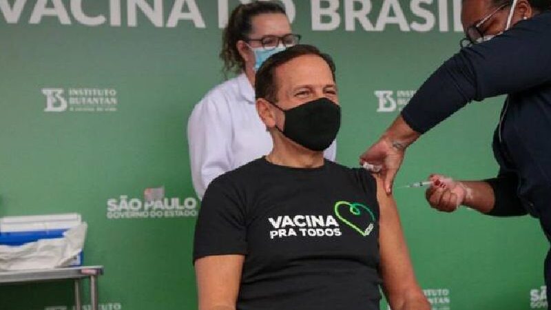 Doria promete vacinar até outubro toda população adulta de SP
