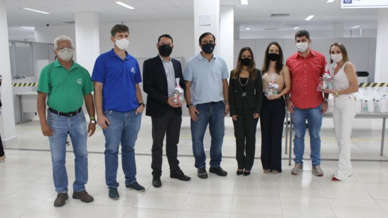Ganha Tempo recebe mais de 300 litros de álcool gel produzido pela UFMT