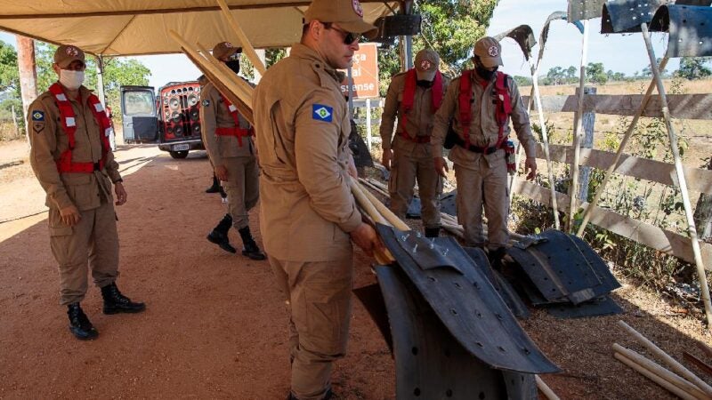 Corpo de Bombeiros entrega abafadores sustentáveis a moradores do Pantanal
