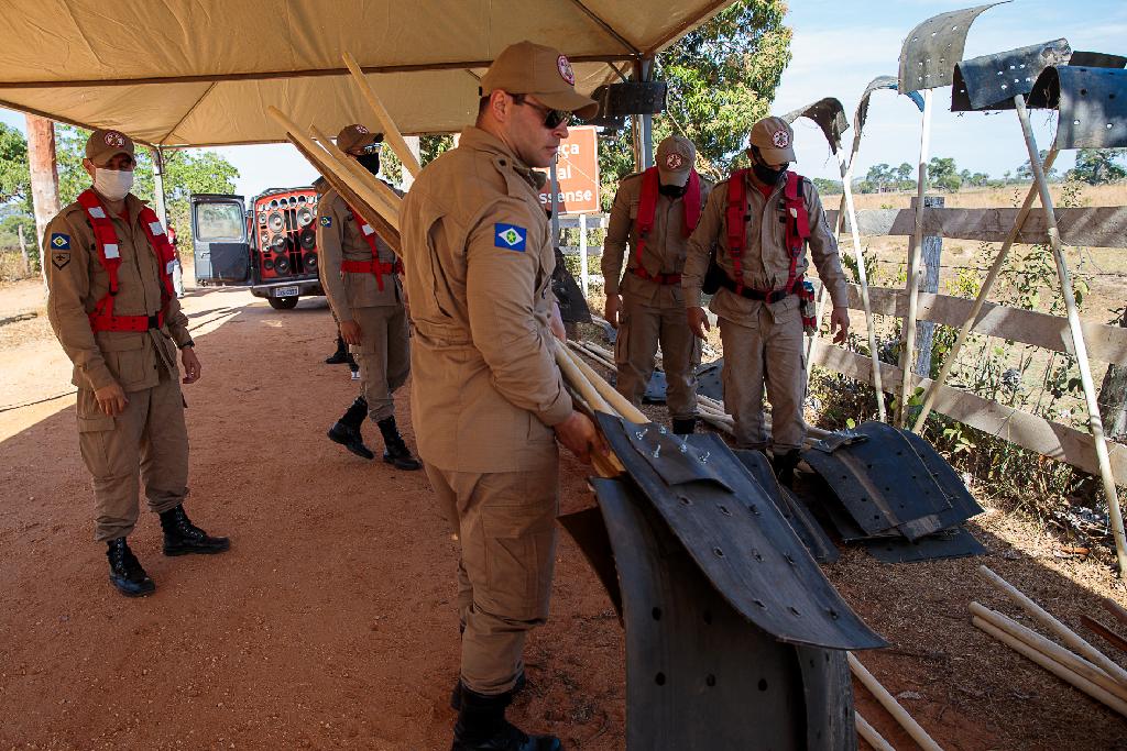 Corpo de Bombeiros entrega abafadores sustentáveis a moradores do Pantanal