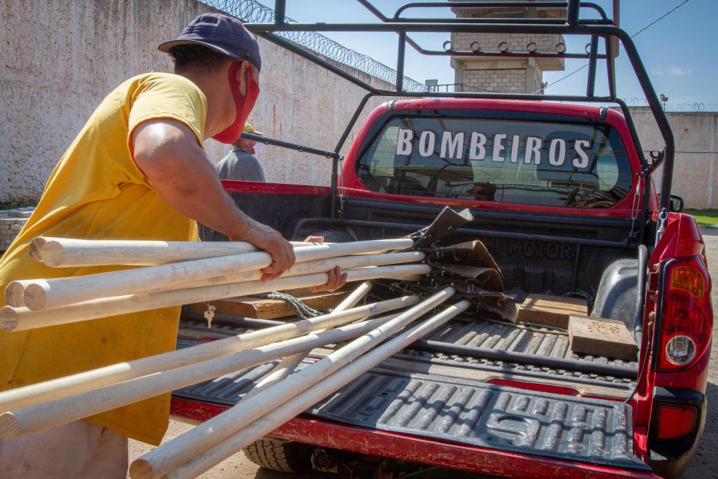 Corpo de Bombeiros entrega abafadores para auxiliar no combate aos incêndios no Pantanal