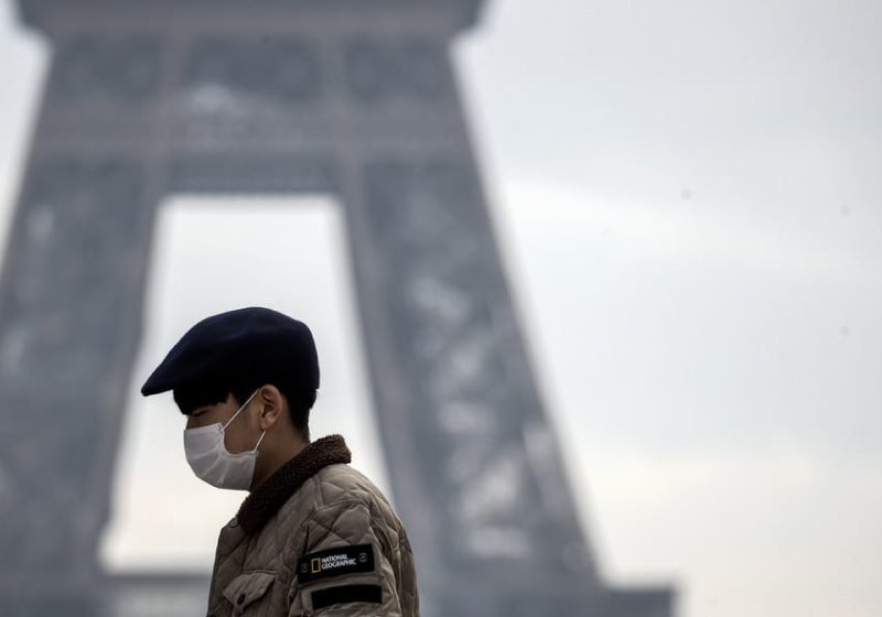 França retira obrigatoriedade do uso de máscaras ao ar livre