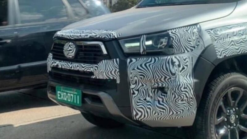 Toyota Hilux Rocco é flagrada em testes no Brasil