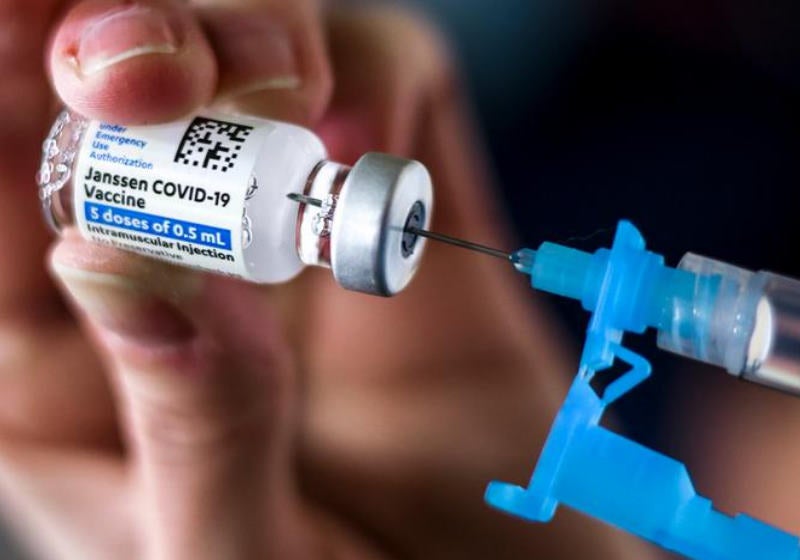 Vacina da Janssen que chega ao Brasil é eficaz contra variantes: dose única