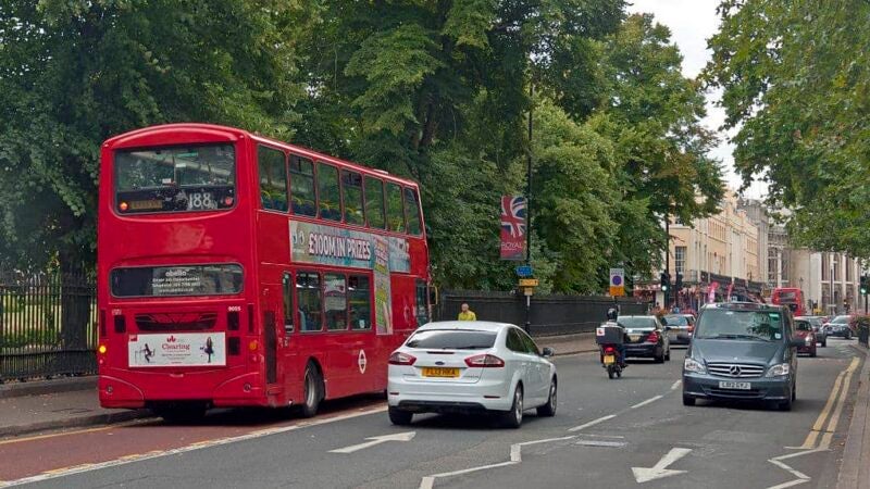 Reino Unido já tem seguro grátis para motorista que se vacinar