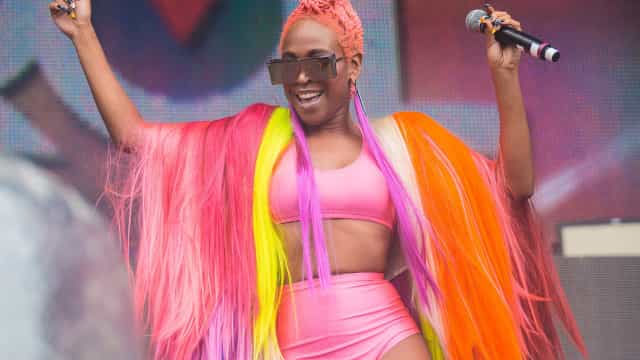 Karol Conká diz não fugir das raízes e que se ‘sente sua melhor amiga’