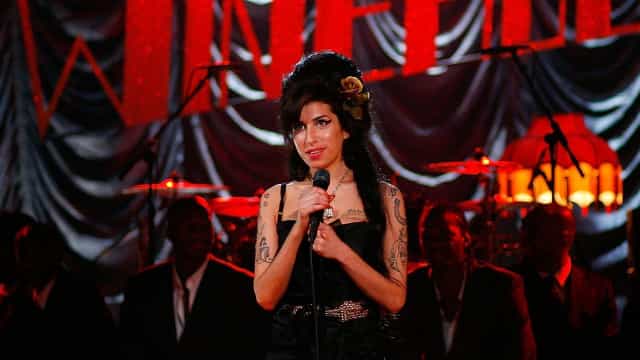 Amy Winehouse foi salva de morrer de overdose dois anos antes do real óbito