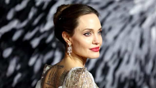 ‘Raramente acordo me achando boa o suficiente’, afirma Angelina Jolie sobre fama