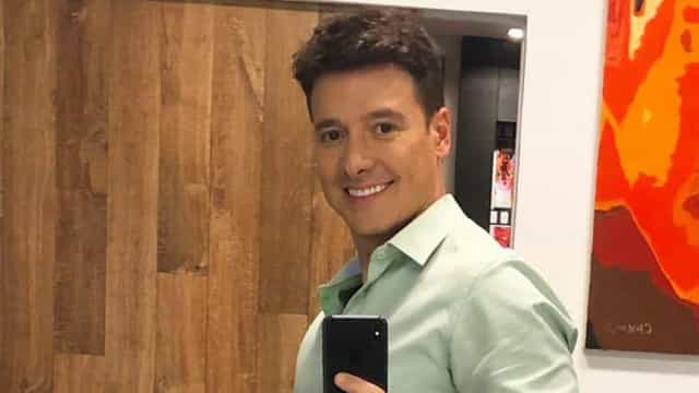 Rodrigo Faro destaca "emoção" ao ser vacinado contra a Covid-19