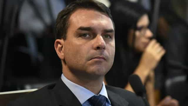 Flávio cita Bolsa Família de R$ 270, inferior aos R$ 300 de Bolsonaro