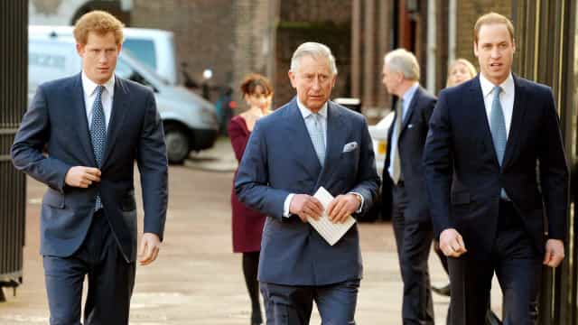 Príncipe Carlos em "choque" com tumulto entre os filhos Harry e William