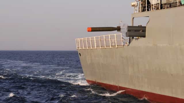 Rússia diz que atirou contra navio militar britânico na costa da Crimeia