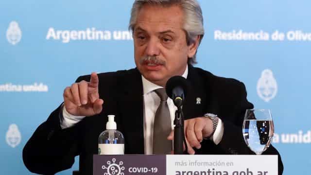 Fernández diz que brasileiros vieram da selva e argentinos chegaram de barco da Europa