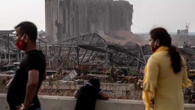 Quase 1 ano após explosão, Beirute afunda em catástrofe econômica