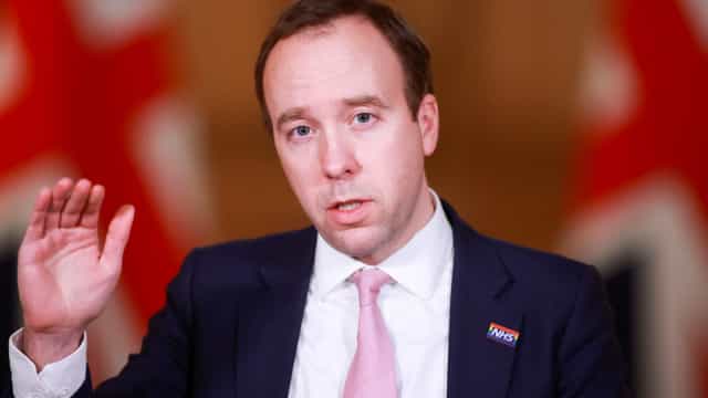 Ministro da Saúde do Reino Unido pede demissão após escândalo