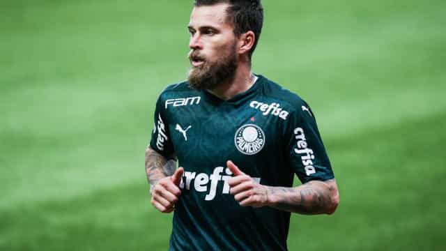 Lucas Lima é flagrado em festa clandestina por torcedores do Palmeiras