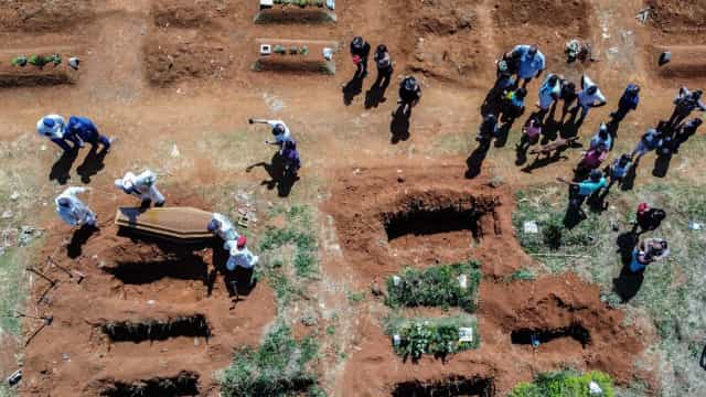 Brasil registra 2.082 mortes por Covid nesta quinta e se aproxima de 470 mil óbitos