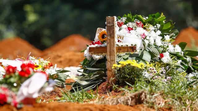 Brasil vê média diária de vítimas da covid-19 voltar a se aproximar de 2 mil