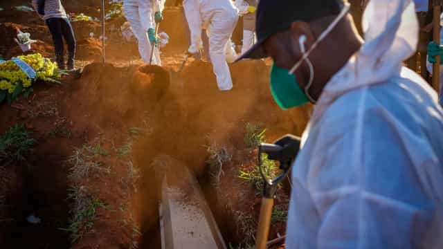 Brasil tem 1.050 mortes por covid em 24h; média de casos é a maior desde 1/4