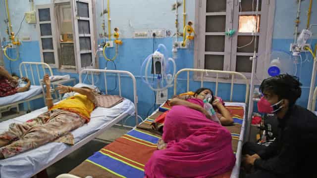 Índia bate novo recorde de mortes por Covid após revisão em estado acusado de subnotificação