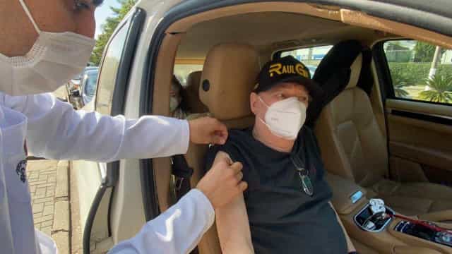 Raul Gil toma segunda dose da vacina contra a COVID-19 em SP