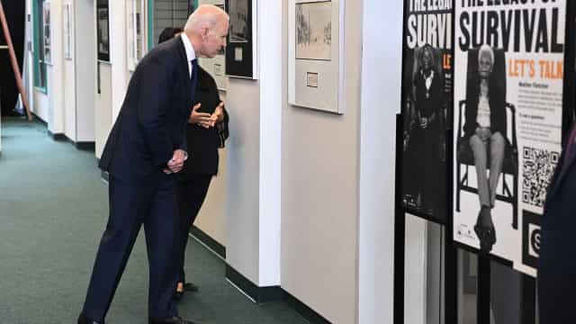 Biden faz visita histórica a palco de massacre e anuncia investimentos