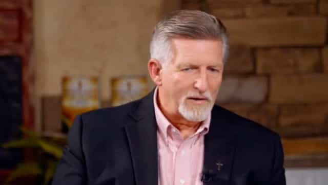 Apresentador cristão anti-vacinas é hospitalizado com Covid-19