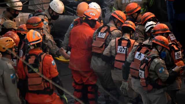 Bombeiros resgatam mulher sob escombros de prédio que desabou