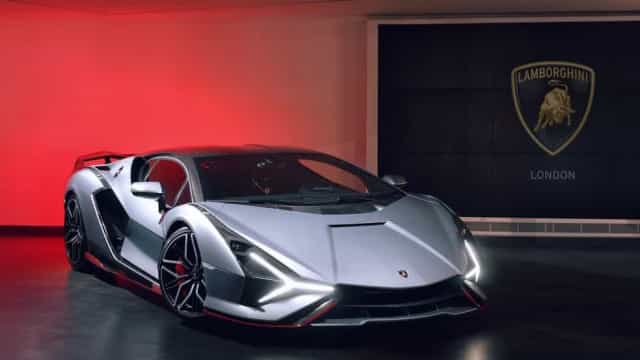 Brasileiro causa tumulto ao ir buscar Lamborghini de R$ 22 milhões em Londres