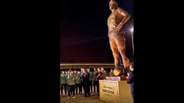 Messi inaugura estátua de cinco metros de Maradona
