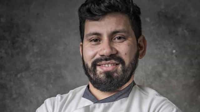 Léo Modesto se corta, não entrega frango e é eliminado do Mestre do Sabor