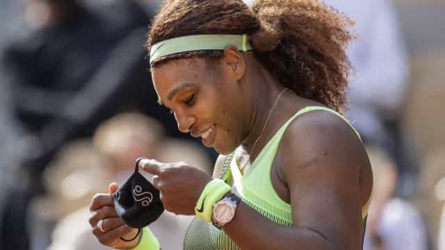 Serena Williams sofre, mas supera compatriota e está nas oitavas de Roland Garros