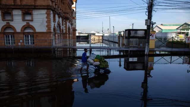Rio Negro atinge 30 metros, na maior cheia em 119 anos em Manaus